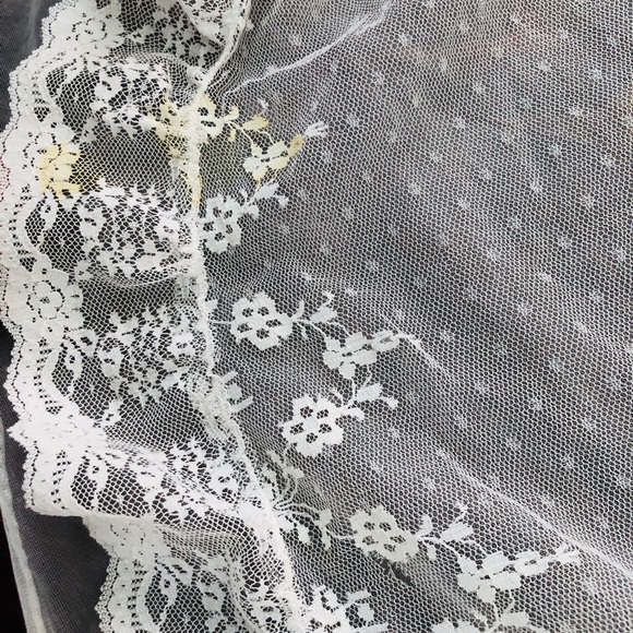 SOLD 🎈Lace Wedding Dress - Picture 11 of 16